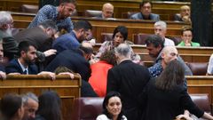 Susto en el pleno por el desmayo de una diputada de Podemos