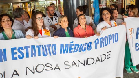 Concentraci�n de m�dicos, este mi�rcoles, en el Hospital Montecelo de Pontevedra, coincidiendo con la jornada de huelga