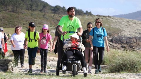El padre de Daniela, Adri�n Novo, empuja a la peque�a en la andaina solidaria de Abellariza