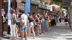 Colas para la vacunaci�n de j�venes en Barcelona
