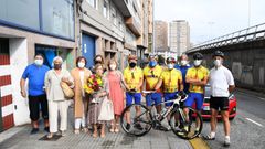 Mar�a del Carmen Santos Castro, quien sostiene el ramo de flores, es la madrina de Honor de Plato Fondo y viuda de Renato. Asisti� al homenaje en compa��a de sus familiares y colegas del ciclista. 