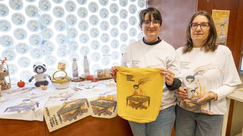 Jennifer Riveira (en la foto, a la izquierda, sujetando una bolsa) y Tosa Tu�as celebran la buena acogida que tuvieron entre el p�blico de la Festa da Filloa da Pedra de A Ba�a los productos hechos por los usuarios de la Fundaci�n para a Protecci�n dos Discapacitados Ps�quicos da Comarca da Barcala, como parte de una nueva iniciativa de inclusi�n y econom�a social.