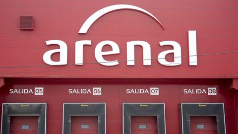 La fachada del almacén de Arenal, en el polígono de O Ceao