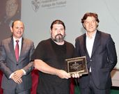 Ram�n Prego (con la placa) flanqueado por Louz�n y Lete. 