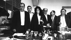 Imagen tomada en 1993 cuando se present en el Parlamento gallego una iniciativa para crear el grupo lcteo gallego. En la imagen, entre otros, Roberto Garca, Lidia Senra y Leandro Quintas