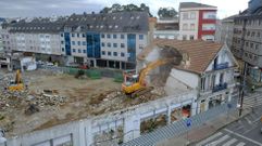 Trabajos de derribo de la casa situada en la esquina de la parcela del antiguo Garaje Castelos.