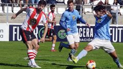 Uriarte y Peli, dos de los fijos en las alineaciones de las nueve jornadas disputadas, intentan frenar un pase de Girldez, del Cltiga.