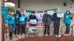 Personal y usuarios de un centro de mayores del Consorcio en Vilar de Santos durante el paro de tres horas del jueves reclamando estabilizaci�n laboral