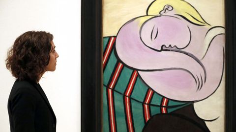 Megan Fontanella, comisaria de la exposci�n �De Van Gogh a Picasso. El legado Thannhauser�, ante el cuadro de Picasso, �La mujer del pelo amarrillo�