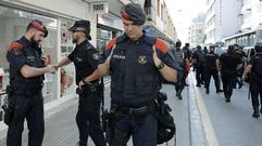 Mossos y Policias se abrazan en Pineda ante la marcha de estos ltimos