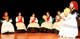 Las cantareiras de San Campio de Cances lucieron tambi�n trajes tradicionales.