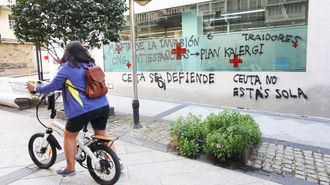 Pintadas en la fachada de la entidad que da a la calle Dolores