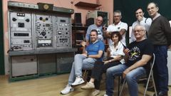 Ante la gran radio de un petrolero de 1970 de Astano, posan parte de los Alfa Charlie. 