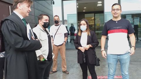 German, a la derecha, con su abogado