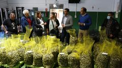 Visita del delegado territorial de la Xunta en Pontevedra, Luis L�pez, a la lonja de Campelo, donde lo reciben los patrones mayores del fondo de la r�a y el alcalde, Luciano Sobral