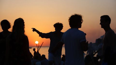 El sol ya se pone en A Coru�a. Llega la noche de San Juan.