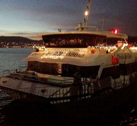 La tripulaci�n estaba ataviada para la cita y esper� a los pasajeros que bajaban por las pasarelas.