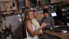 Yolanda D�az acude a tomar un vermut al Bar La Gloria, en la jornada de reflexi�n.