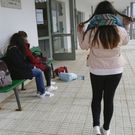 Alumnas en el instituto de Baio este viernes por la tarde. 