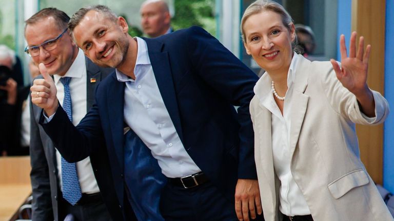 Ulrich Siegmund, en el centro de la imagen junto a�Alice Weidel