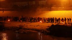 Migrantes procedentes de M�xico hacen cola para solicitar asilo en El Paso (Texas).