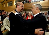 El alcalde de Ourense, Agustn Fernndez, saluda a Pachi Vzquez en un mitin en O Carballio. 