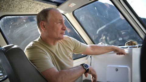 El presidente ruso Vladimir Putin repite vacaciones en Siberia pero esta vez no lo hemos visto con el torso desnudo o a caballo sino vestido en tonos caqui. Aqu�, mirando al horizonte desde un barco por el r�o Yenisey