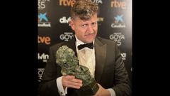 Abraham L�pez con su permio Goya