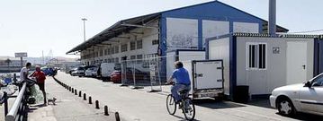 Las primeras casetas de obra se han instalado ya en las inmediaciones de la lonja de Curuxeiras, presa ya del deterioro. 