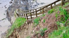 Uno de los desprendimientos ha reducido la base de la escalera en uno de sus tramos, dej�ndola casi descalzada 