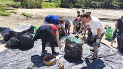 Una de las �ltimas limpiezas de Mar de F�bula, en Estorde (Cee)