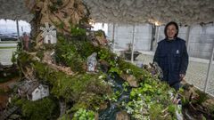 María Sanmartín es la jardinera municipal encargada de montar el belén de A Pobra cada año