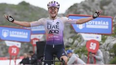 La ciclista espa&ntilde;ola Paula Blasi, del UAE, a su llegada a meta tras la s&eacute;ptima y &uacute;ltima etapa de la Vuelta Ciclista a Espa&ntilde;a, este s&aacute;bado entre Pola de Laviana y L'Angliru, de 132 kil&oacute;metros de recorrido