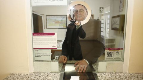 Un empleado despachando un billete en la estacion de Viveiro, un gesto que no se repetir� despu�s del 31 de diciembre
