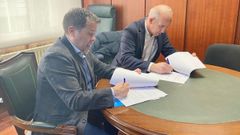 Firma del convenio entre el alcalde de Coristanco y el gerente del Consorcio Galego