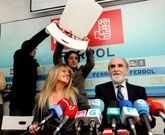 Laso traslada una silla para la comparecencia en que se anunci� la lista a las elecciones del 2011.