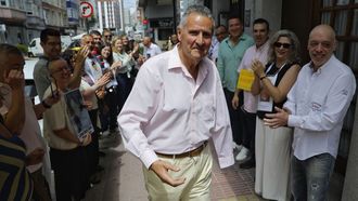 Enrique Vega en el momento en el que recibi� el homenaje por parte de sus exalumnos
