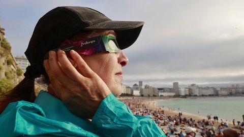 Eclipse total desde el paseo mar�timo de A Coru�a y las playas de Riazor y el Orz�n