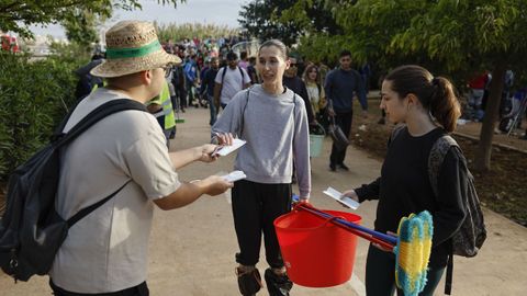 Reparto de mascarillas a los voluntarios