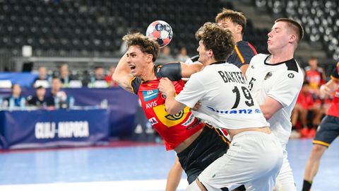 Xo&aacute;n Fern&aacute;ndez tirando a puerta, durante un partido del Europeo sub-20 del partido