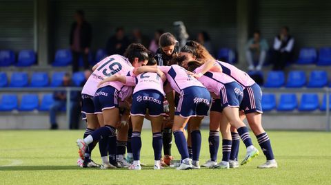 Las jugadoras del Real Oviedo, antes del partido ante la Real Sociedad B