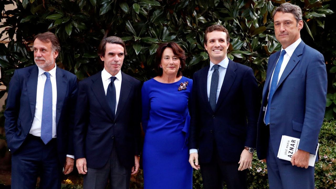 Aznar y Casado exhiben una perfecta sintonía mientras llaman a ...