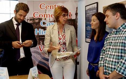 De Olano, Raquel Arias, Isabel M�ndez y el presidente del CCCH, �nxel V�zquez, en la presentaci�n. 