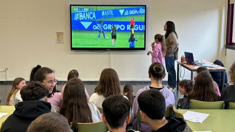 Roco Candal, exalumna del colegio de Mesn do Vento, imparti una charla en el centro con motivo del 8M