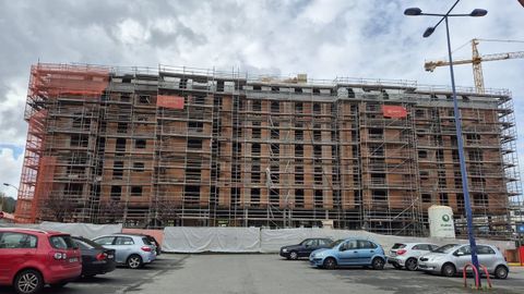 La mayor promoci�n de vivienda colectiva en el �rea. El primero de los dos edificios que se construir�n junto al Eroski est� ya levantado, el otro est� en fase de excavaci�n. Sumar�n entre los dos 141 viviendas.