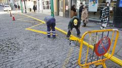 Operarios de la cuadrilla municipal repintando en enero las marcas viales de la plaza del Callao