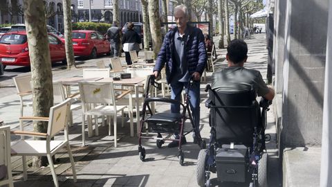 Cuando la acera es demasiado estrecha, aunque sea por culpa de una terraza, no pueden pasar dos personas con movilidad reducida a la vez.