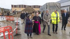 Pilar Farjas, directora de C�ritas Diocesana de Santiago y CEO de Arroupa; el arzobispo�Francisco Jos� Prieto, y el presidente de la Xunta, Alfonso Rueda, en el lugar de las obras.