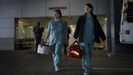Patricia y Silvia, saliendo del Chuac para ir a por las muestras de posibles contagiados