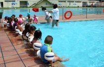 La piscina do Mu��o, en Ordes, abri� ayer y prolongar� la temporada de verano hasta el 15 de septiembre 
